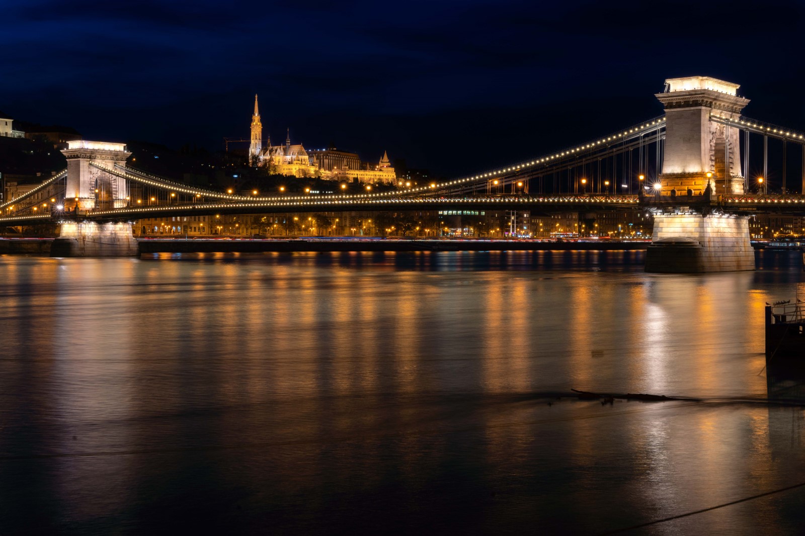 Vista notturna di Budapest: Ponte delle Catene e Bastione dei Pescatori