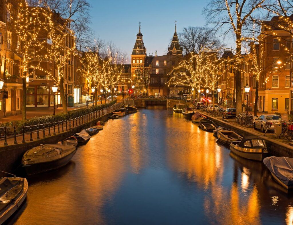 canali di Amsterdam illuminati