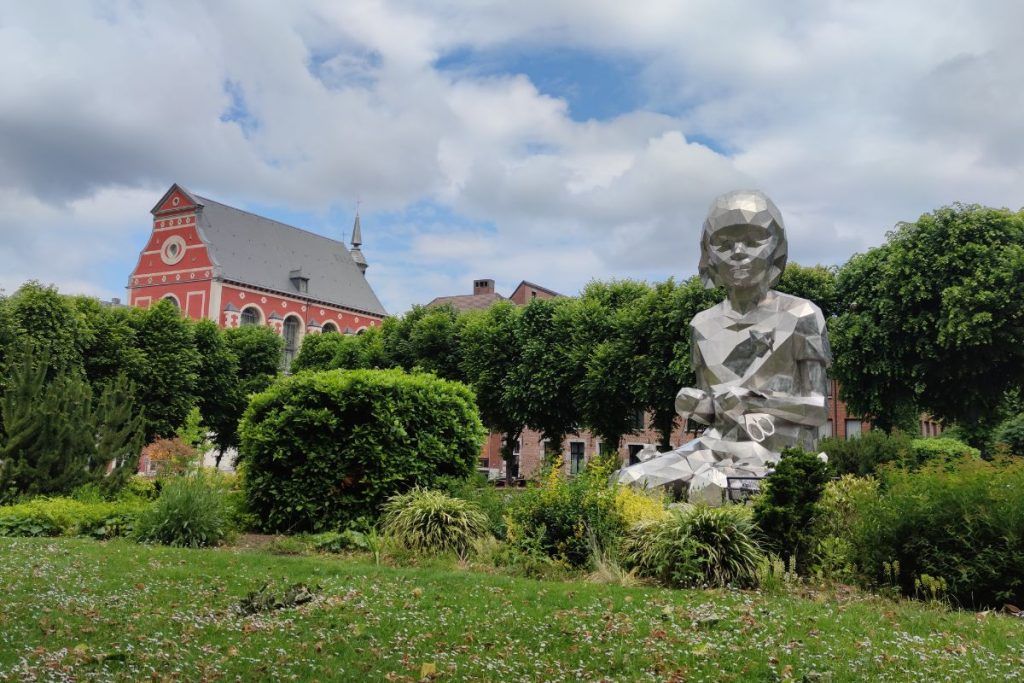 Cosa vedere a Mons: la statua davanti alla Collegiata